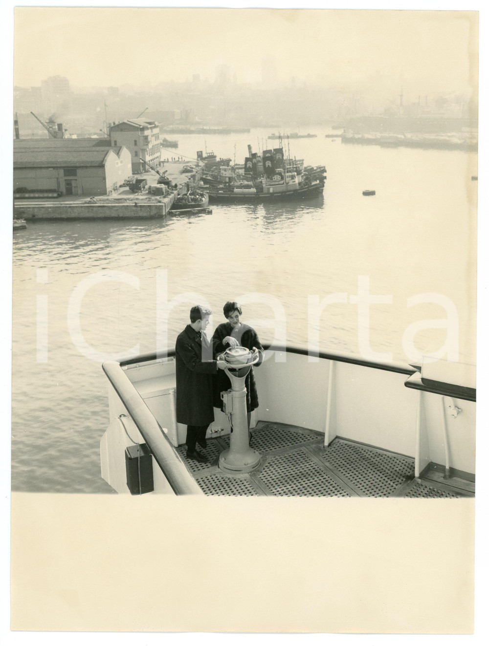 Fotografia d epoca originale 1962 GENOVA Alida VALLI sulla nave in partenza per gli USA Foto 18x24 cm 5 1