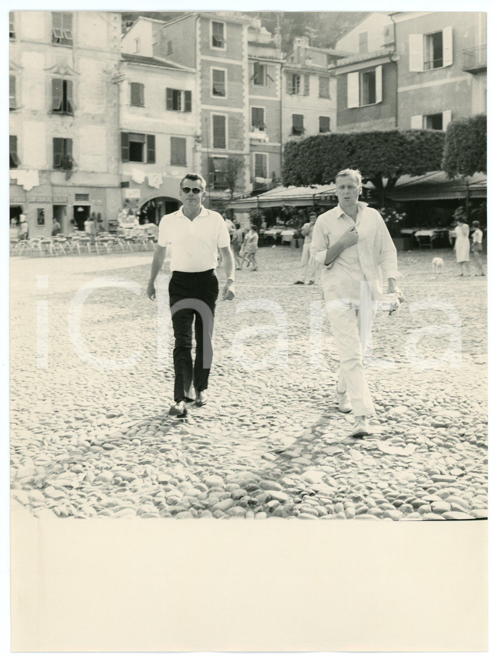 Fotografia d epoca originale 1962 PORTOFINO Glenn FORD a passeggio nella piazzetta Foto vintage 18x24 cm 1