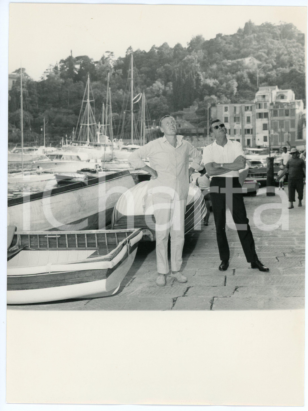 Fotografia d epoca originale 1962 PORTOFINO  Glenn FORD a passeggio sul molo Foto 18x24 cm 1