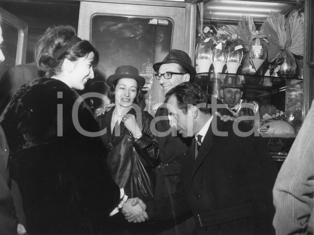 Fotografia d epoca originale 1962 GENOVA Teatro Margherita  Mina e Febo CONTI a una serata Foto vintage 1