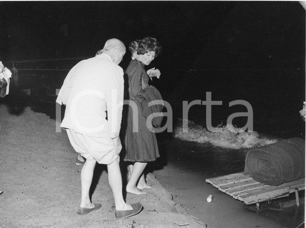 Fotografia d epoca originale 1961 PORTOFINO Maria CALLAS accompagnata verso panfilo di Onassis Foto RARA 1