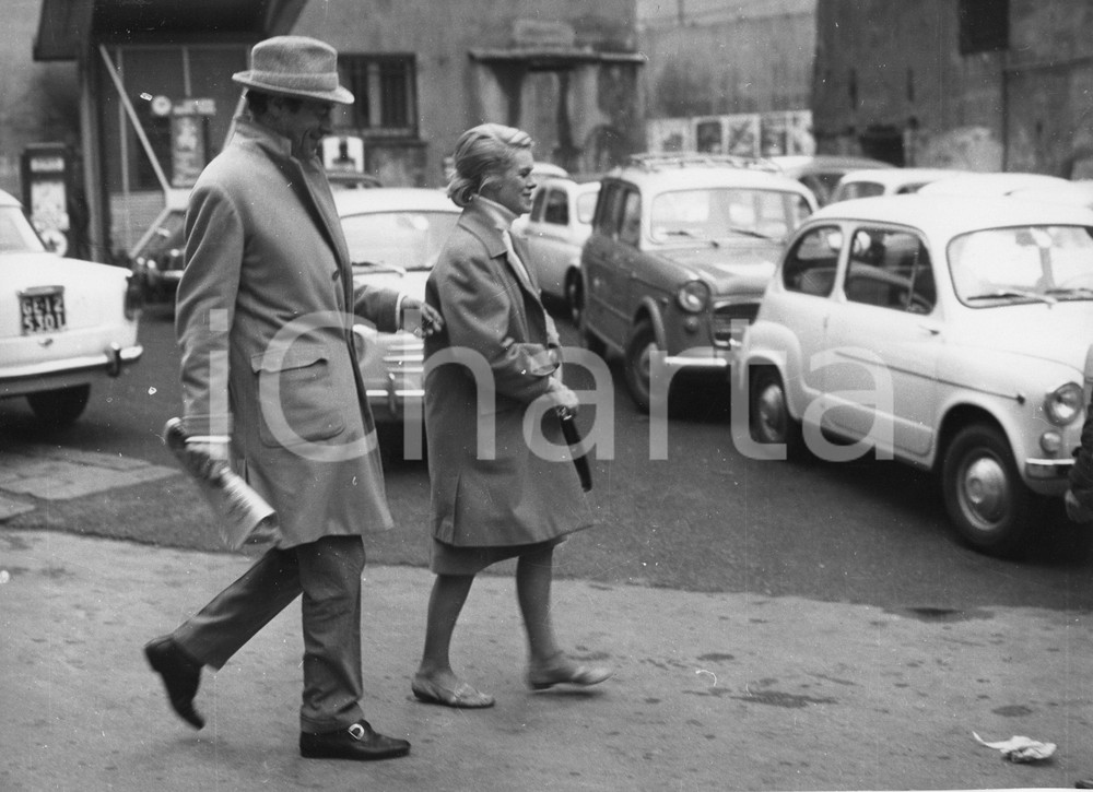 Fotografia d epoca originale 1962 GENOVA Rex HARRISON e Rachel ROBERTS nel centro storico Foto vintage 1