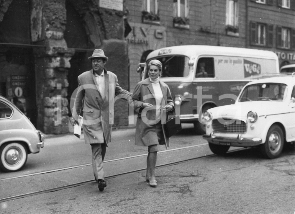 Fotografia d epoca originale 1962 GENOVA Piazza Raibetta  Rex HARRISON e Rachel ROBERTS Foto vintage 1 1