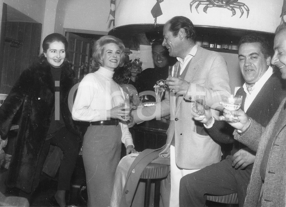 Fotografia d epoca originale 1962 GENOVA Rex HARRISON Rachel ROBERTS Brindisi al bar  Foto vintage 1