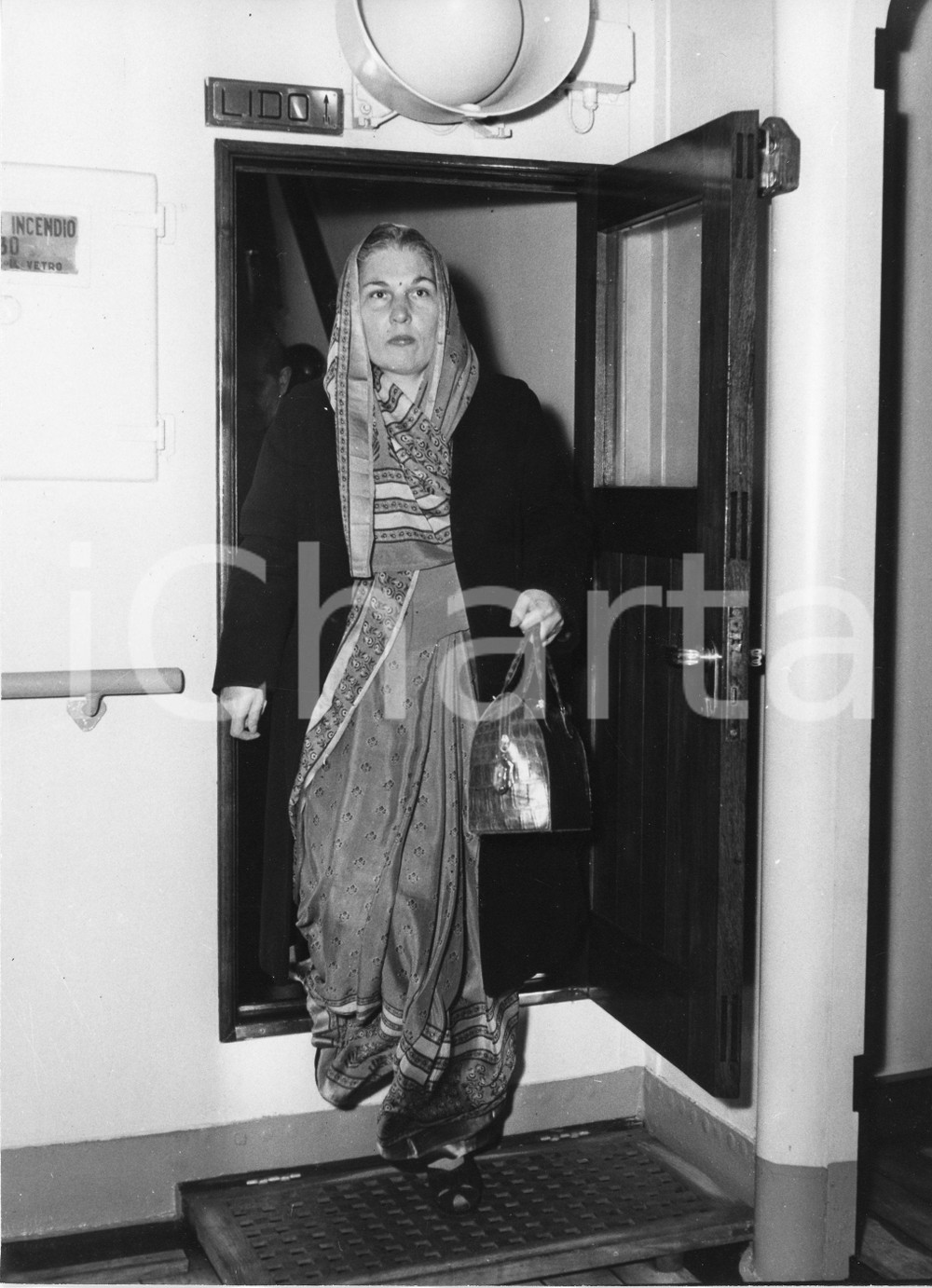 Fotografia d epoca originale 1956 GENOVA  M/N ASIA Annette DA SILVA moglie del Maharaja del Porbandar Foto 1