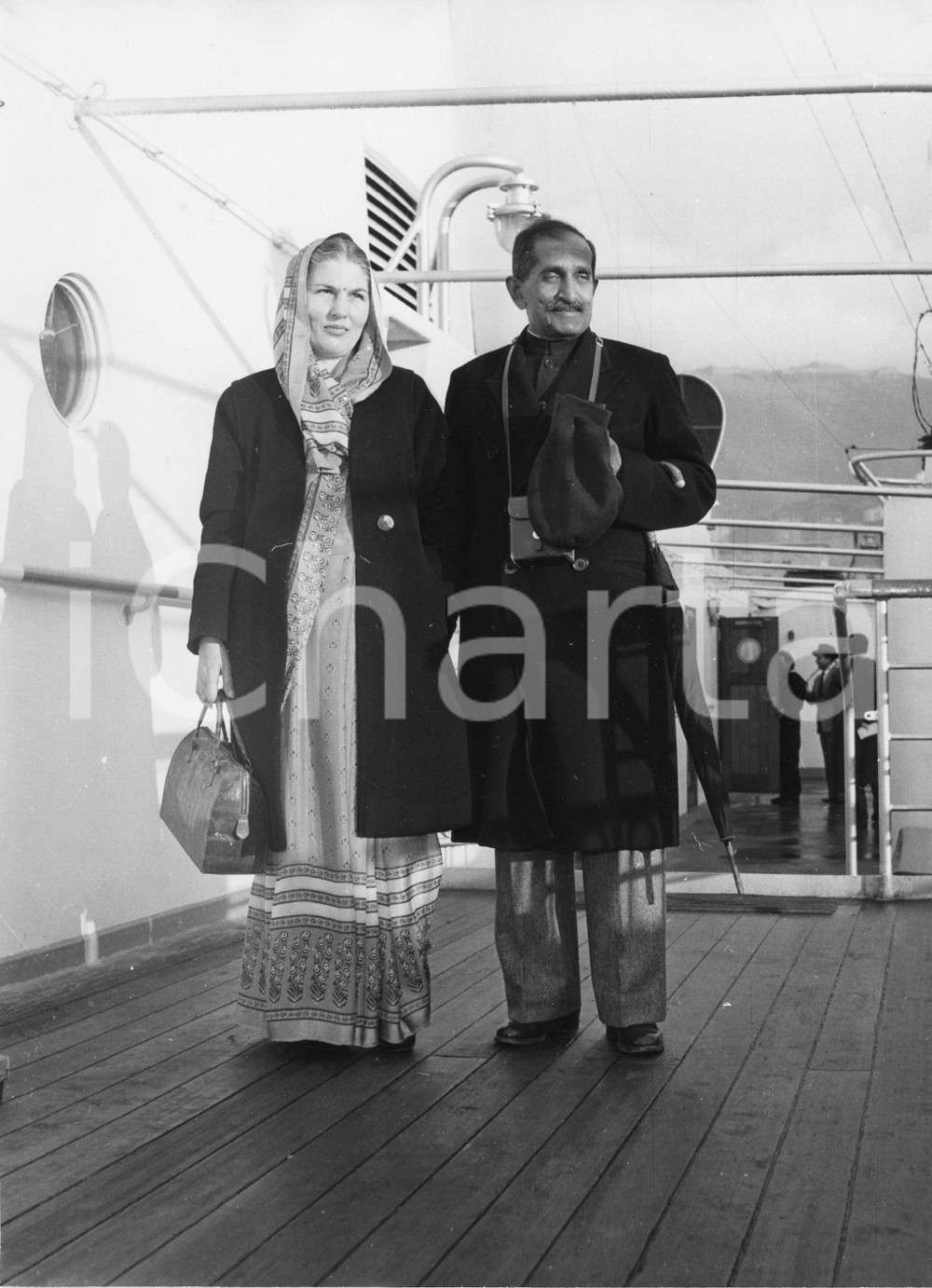 Fotografia d epoca originale 1956 GENOVA M/N ASIA Arrivo Maharaja del Porbandar e Annette DA SILVA Foto 1 1