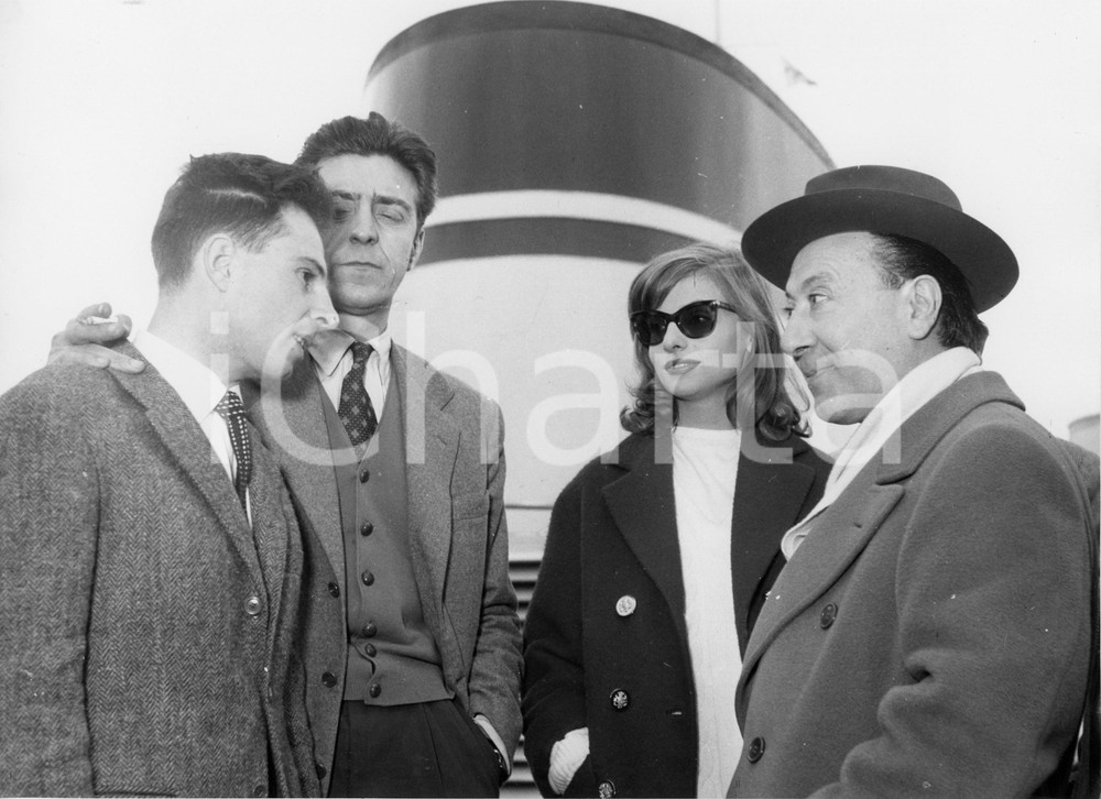Fotografia d epoca originale 1956 GENOVA Erminio MACARIO saluta troupe di Pino BELLI in partenza  Foto 2 1