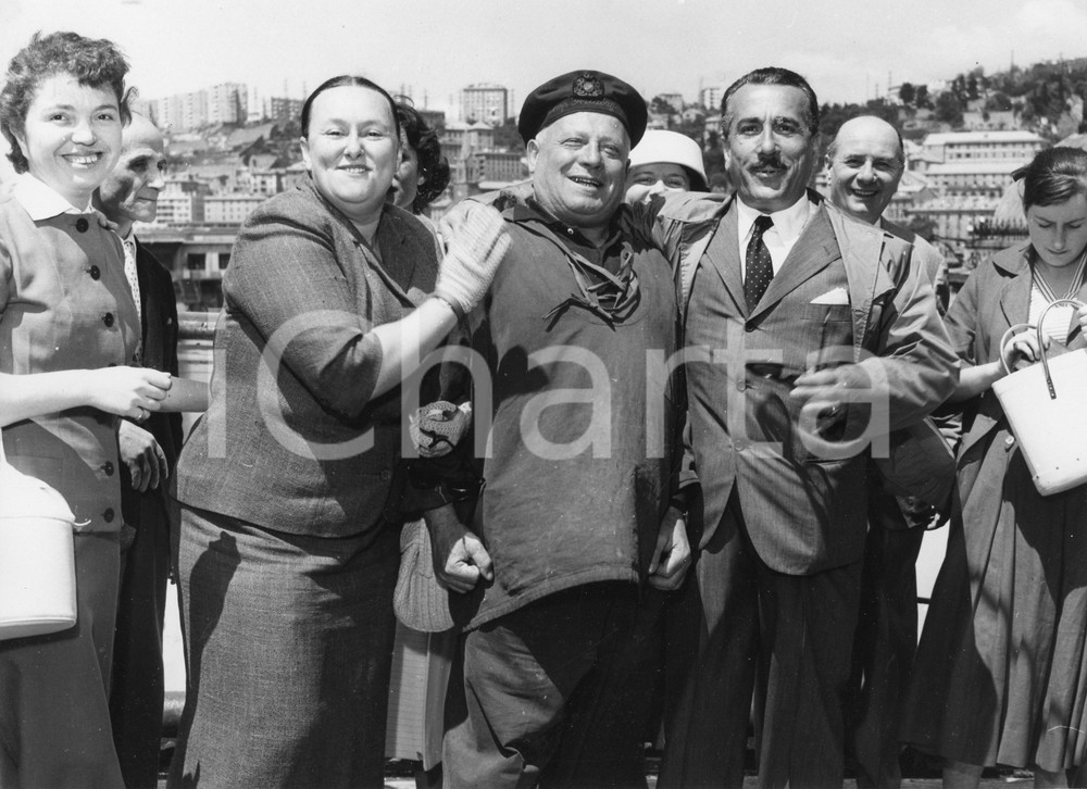 Fotografia d epoca originale 1956 GENOVA  M/N AUGUSTUS Peppino DE FILIPPO Ave NINCHI in partenza  Foto 3 1