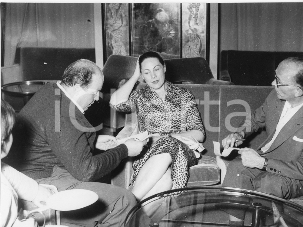 Fotografia d epoca originale 1957 GENOVA Soprano Renata TEBALDI al rientro dalla tournée USA Foto 24x18 2 1