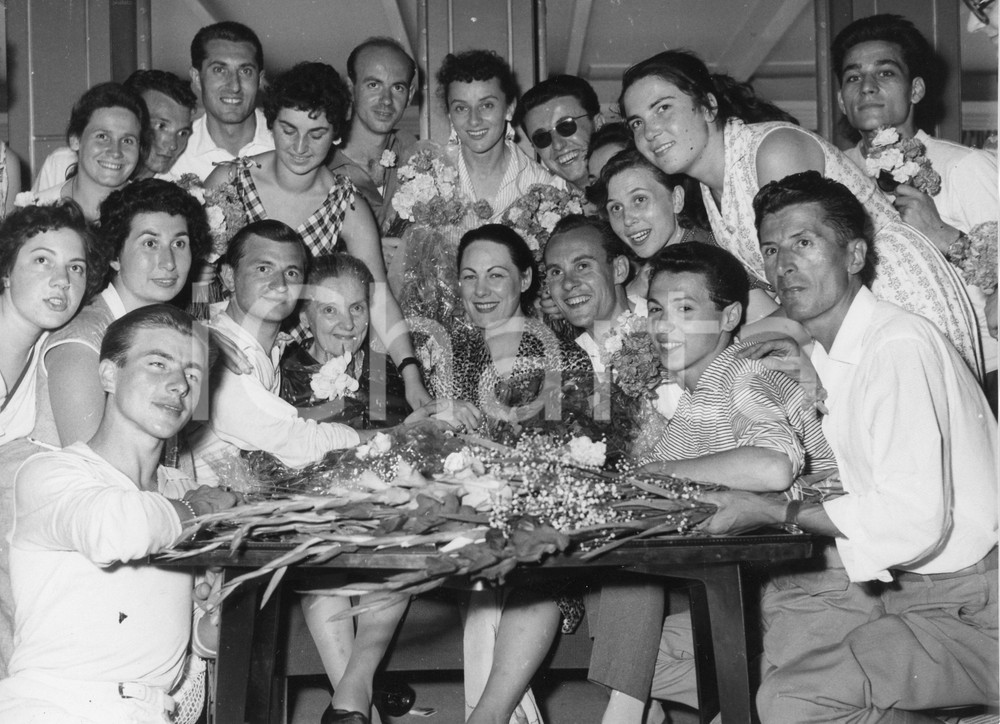Fotografia d epoca originale 1957 GENOVA Soprano Renata TEBALDI al rientro da tournée USA Foto 24x18 cm 1