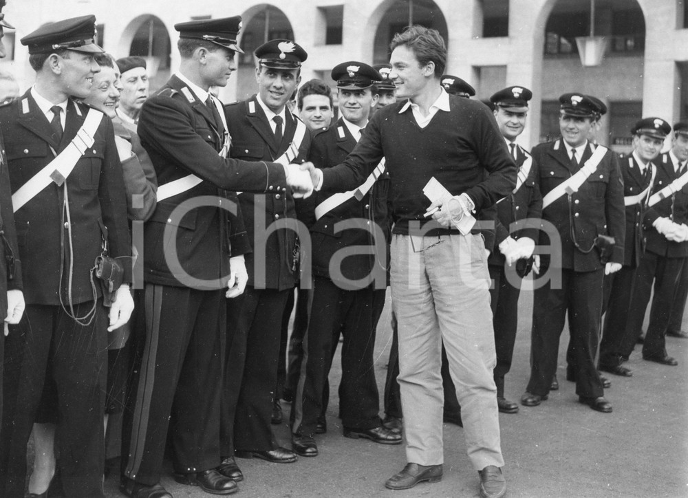 Fotografia d epoca originale 1957 GENOVA Rally del Cinema  Roberto RISSO saluta i carabinieri  Foto 24x18 1