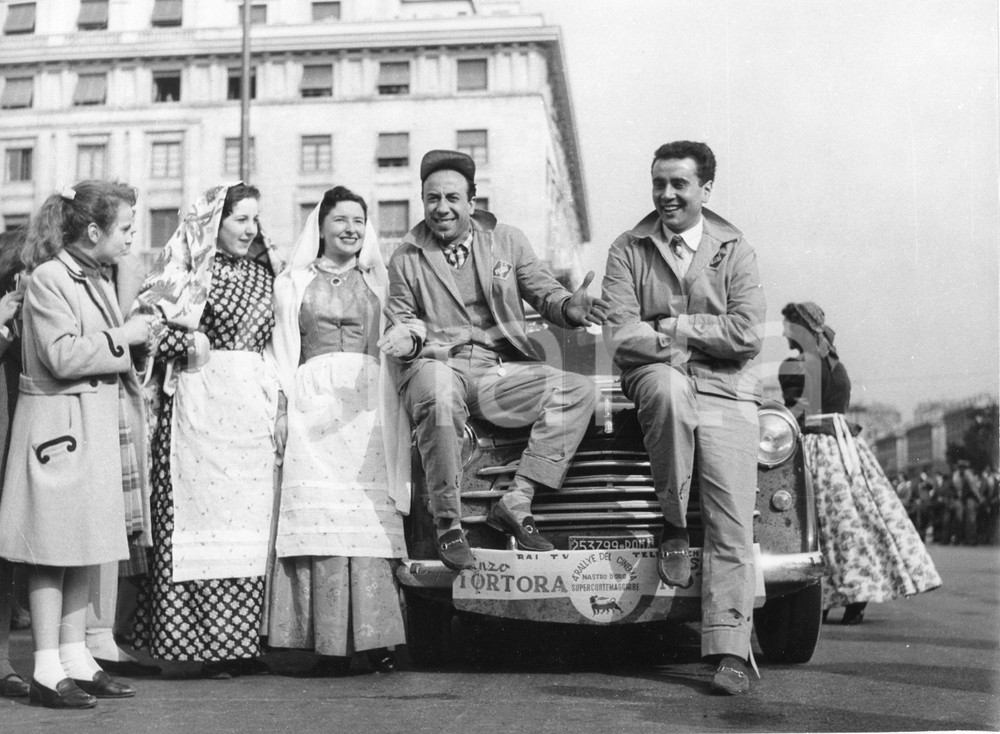 Fotografia d epoca originale 1957 GENOVA Rally del Cinema  Silvio NOTO Enzo TORTORA e donne in costume FOTO 1