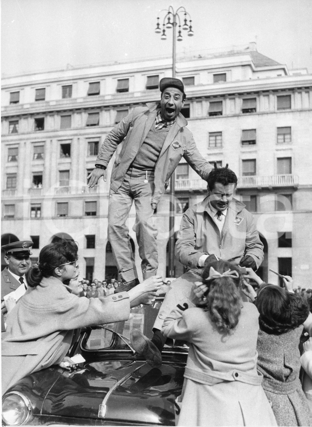 Fotografia d epoca originale 1957 GENOVA Rally del Cinema  Silvio NOTO ed Enzo TORTORA all arrivo  Foto 2 1