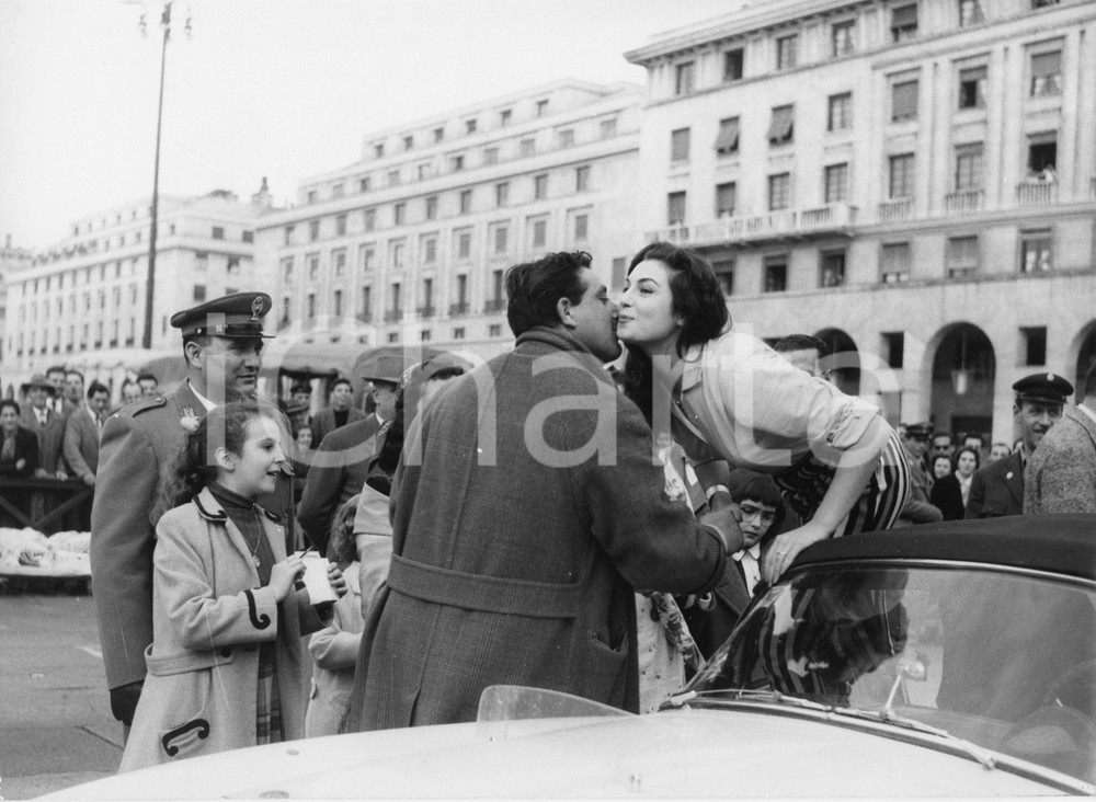 Fotografia d epoca originale 1957 GENOVA Rally del Cinema  Rosanna SCHIAFFINO Piazza della Vittoria FOTO 1 1
