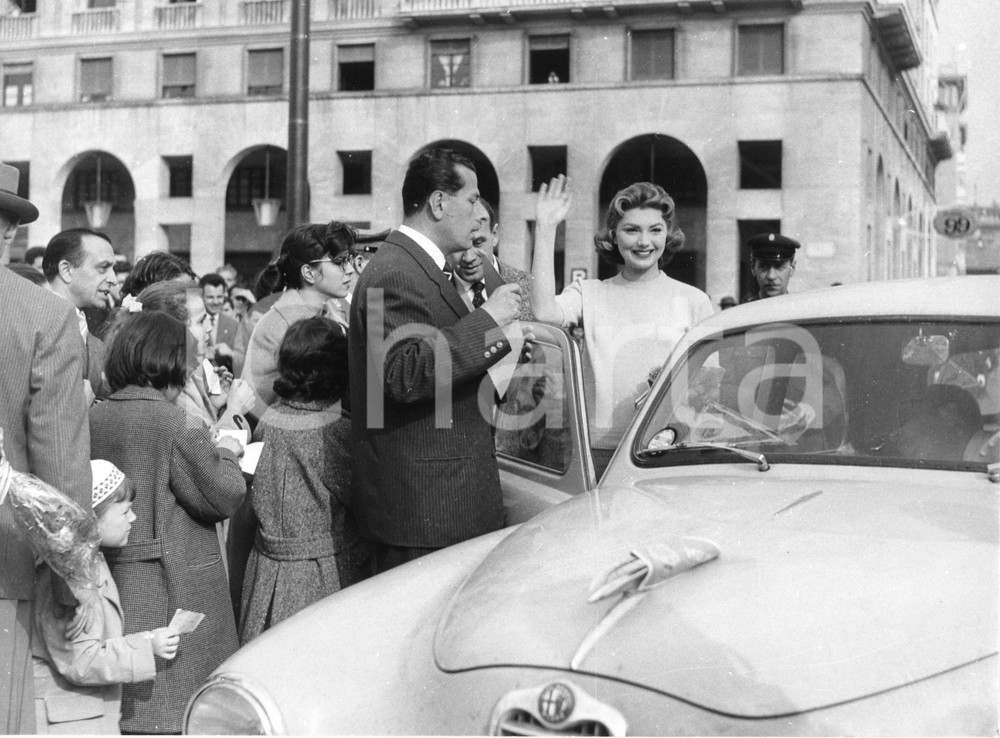 Fotografia d epoca originale 1957 GENOVA Rally del Cinema  Sylva KOSCINA Giuseppe BENNATI Foto 24x18 cm 1
