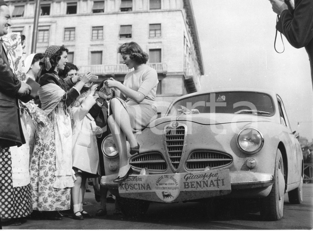 Fotografia d epoca originale 1957 GENOVA Rally del Cinema  Sylva KOSCINA in Piazza della Vittoria  Foto 1