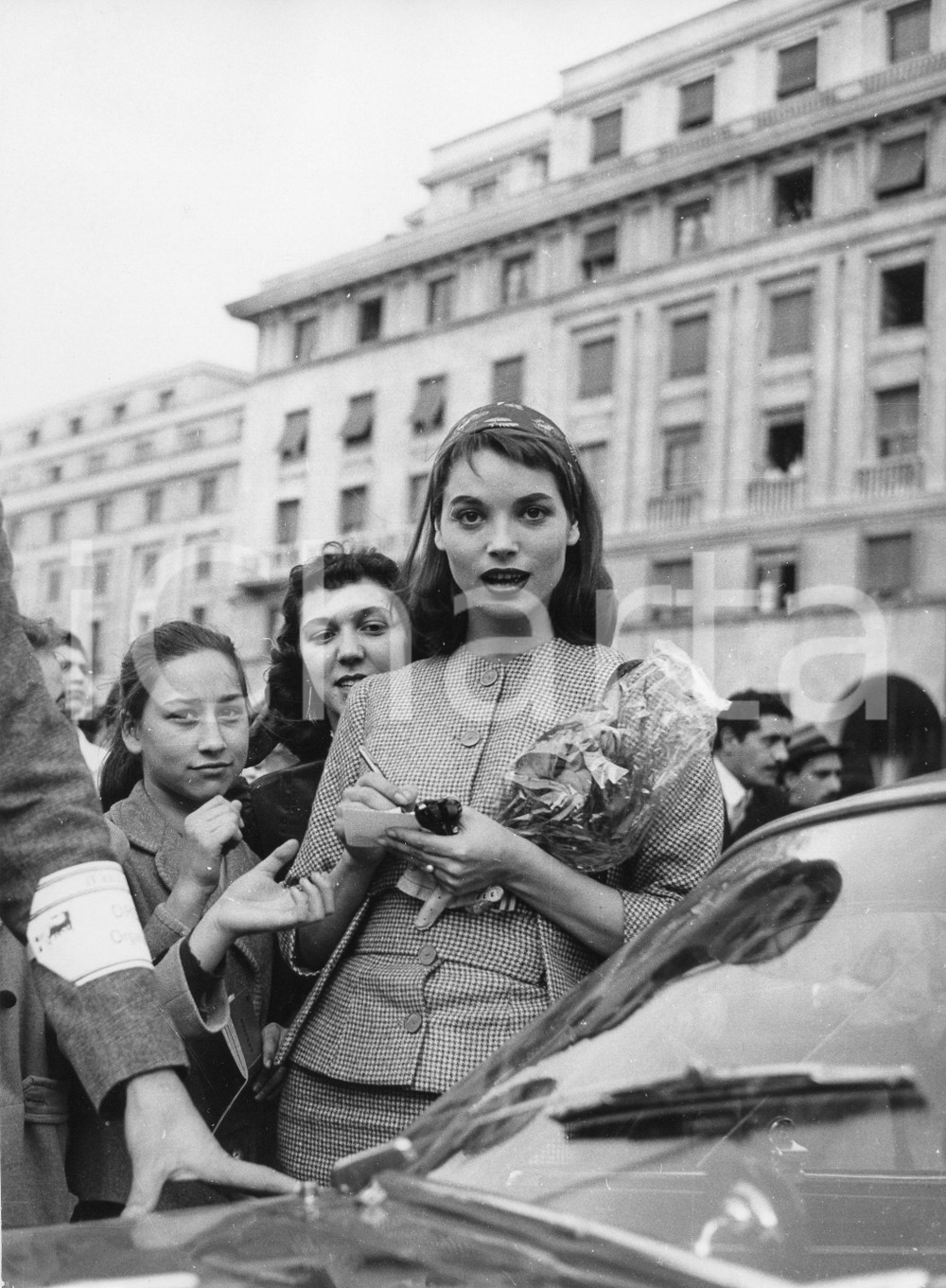 Fotografia d epoca originale 1957 GENOVA Rally del Cinema  Elsa MARTINELLI in Piazza della Vittoria  Foto 1