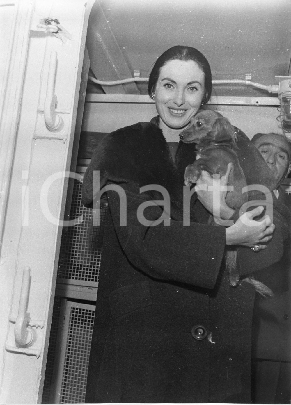 Fotografia d epoca originale 1958 GENOVA Attrice Paola MORI sbarca con il cagnolino  Foto 18x24 cm 1