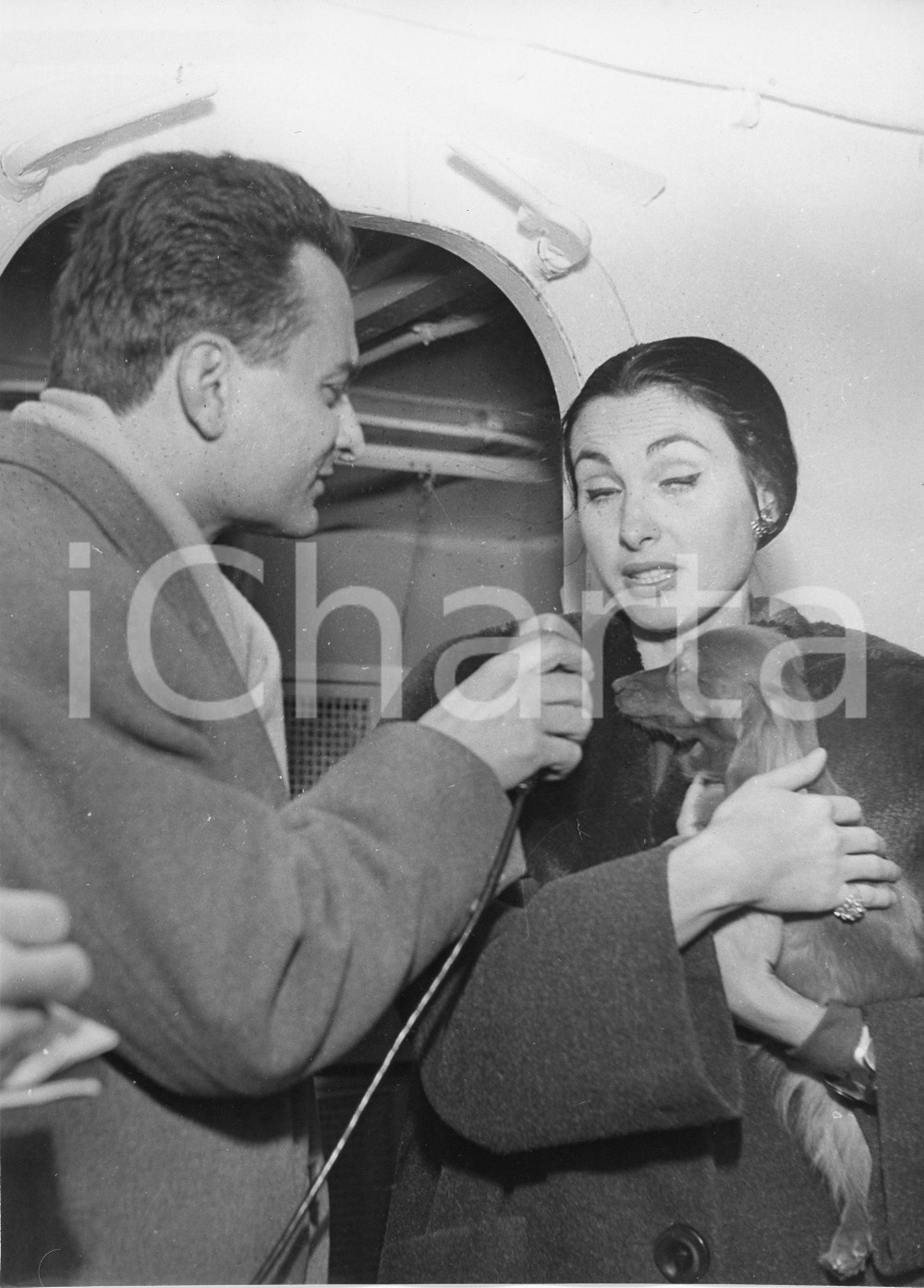 Fotografia d epoca originale 1958 GENOVA Attrice Paola MORI WELLES intervistata all arrivo  Foto 18x24 1 1