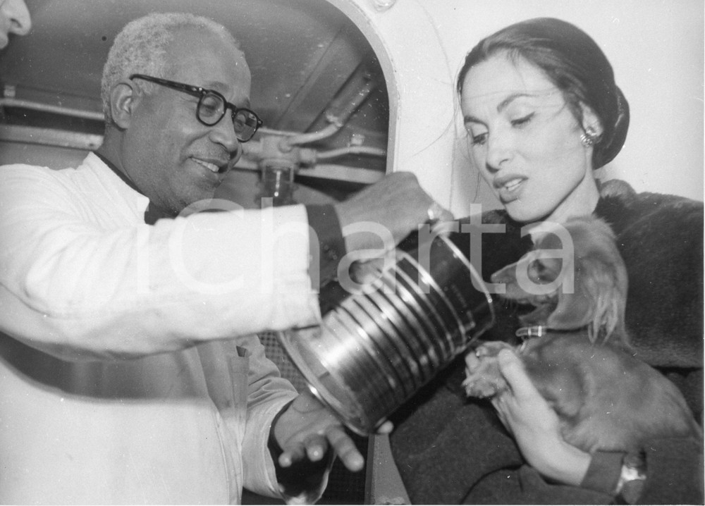 Fotografia d epoca originale 1958 GENOVA Attrice Paola MORI WELLES con il cagnolino  Foto 24x18 cm 1