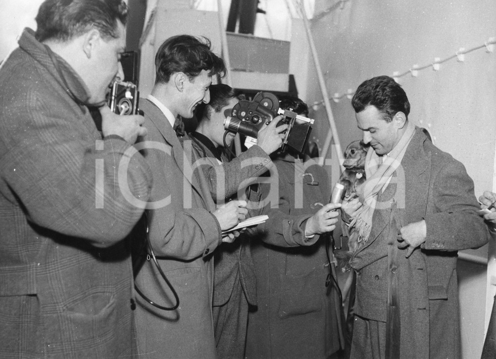 Fotografia d epoca originale 1958 GENOVA Cagnolino dell attrice Paola MORI con giornalisti  Foto 24x18 1 1
