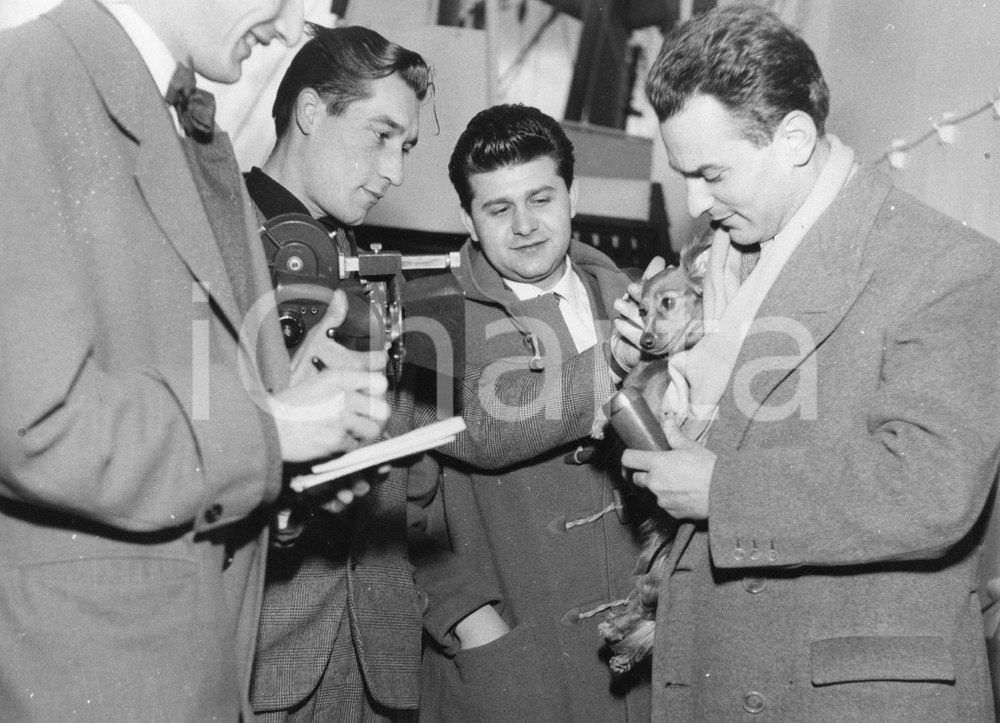Fotografia d epoca originale 1958 GENOVA Cagnolino dell attrice Paola MORI con giornalisti  Foto 24x18 cm 1