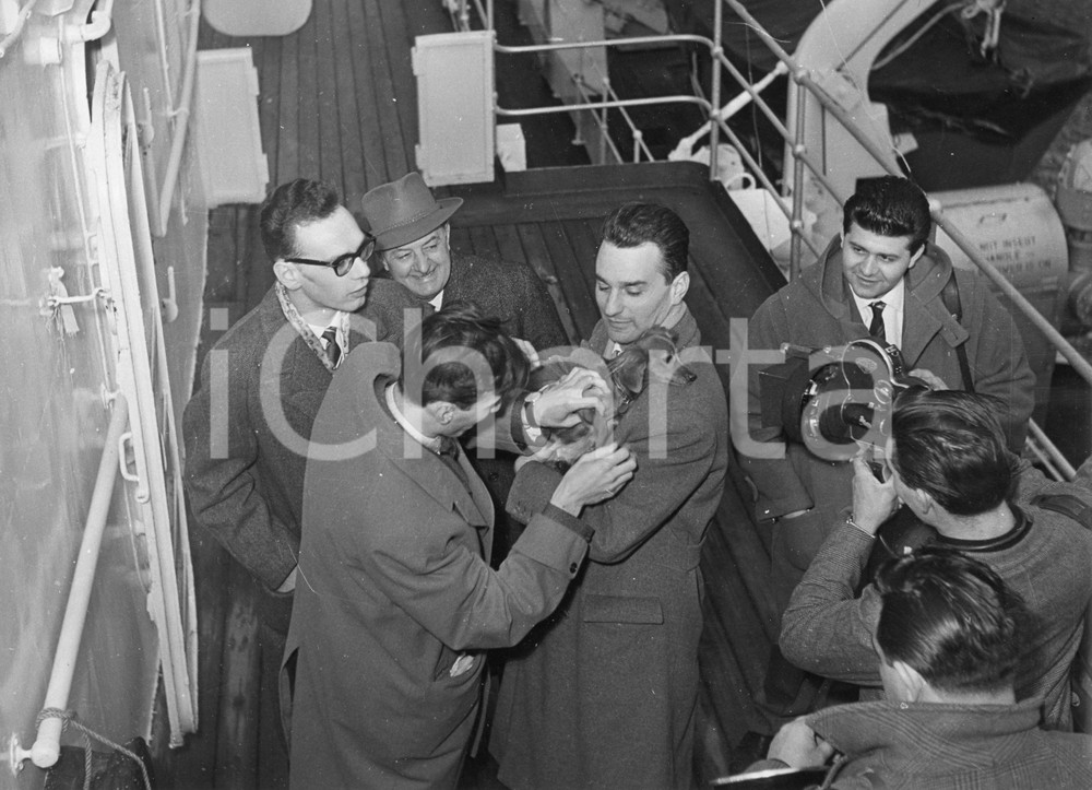 Fotografia d epoca originale 1958 GENOVA Cagnolino dell attrice Paola MORI con giornalisti  Foto 24x18 2 1