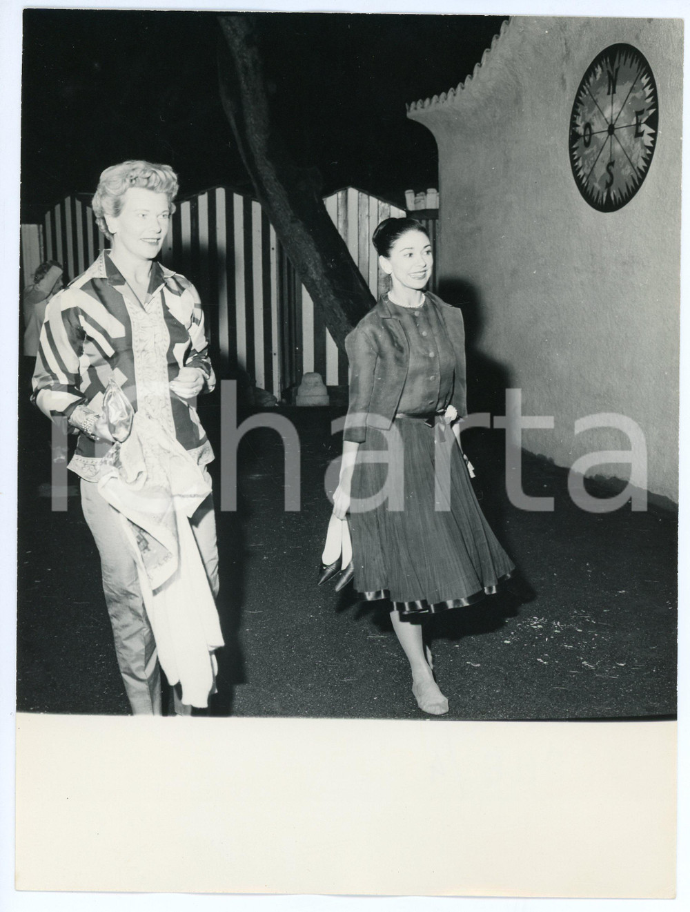 Fotografia d epoca originale 1961 PORTOFINO Margot FONTEYN torna al panfilo di ONASSIS scalza  Foto 18x24 cm 1