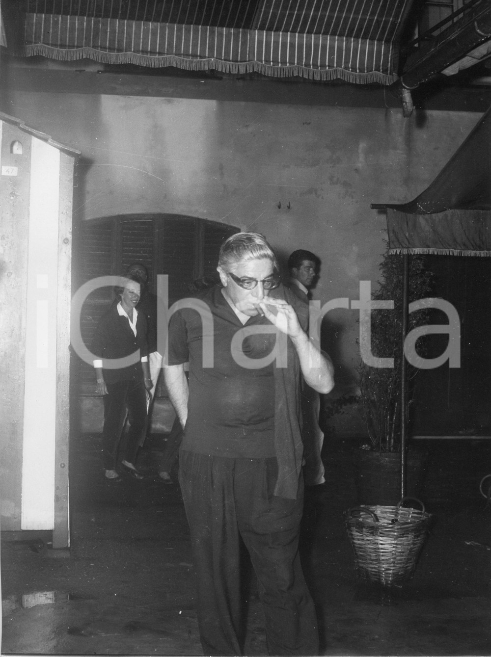 Fotografia d epoca originale 1961 PORTOFINO Aristotele ONASSIS a passeggio con il sigaro Foto RARA 1 1