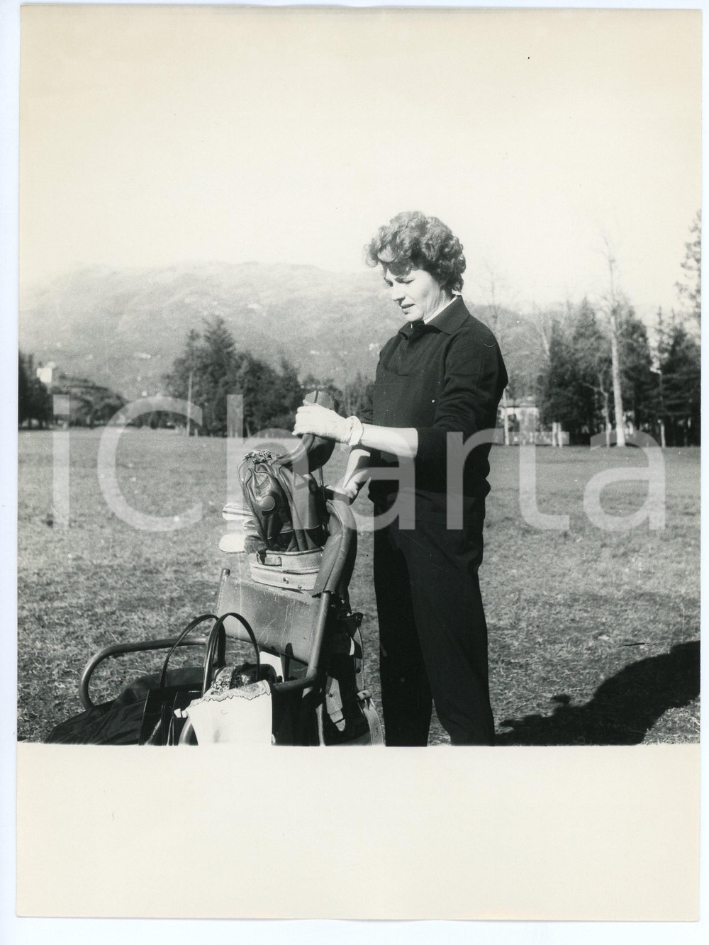 Fotografia d epoca originale 1961 RAPALLO Attrice Rita HAYWORTH sul campo da golf  Foto vintage 18x24 cm 3 1