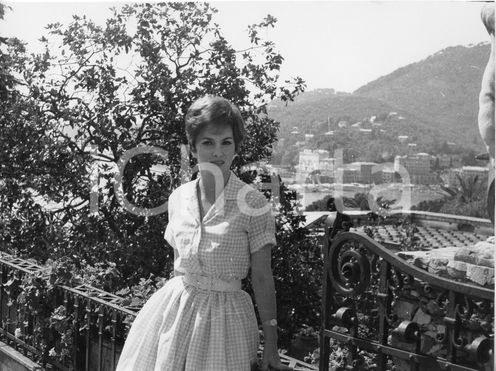Fotografia d epoca originale 1960 SANTA MARGHERITA LIGURE Gina LOLLOBRIGIDA in terrazza Foto RARA 24x18 cm 1