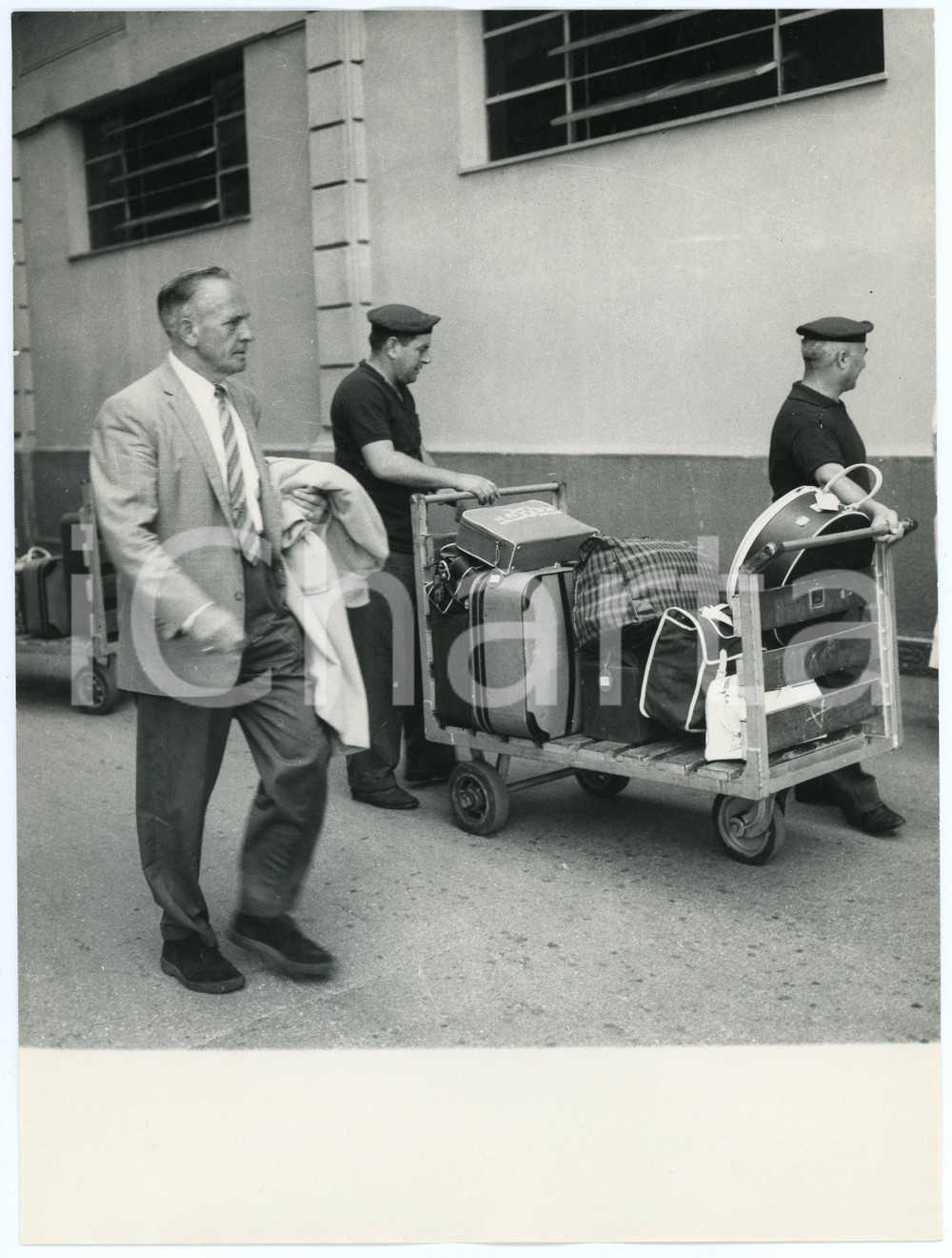 Fotografia d epoca originale 1960 GENOVA Arrivo dell attore Fredric MARCH Foto vintage 18x24 cm 2 1