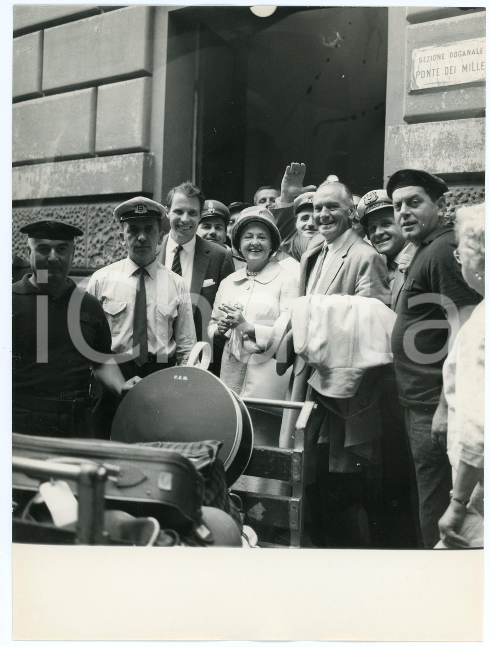 Fotografia d epoca originale 1960 GENOVA Arrivo Fredric MARCH e Florence ELDRIDGE Foto vintage 18x24 cm 3 1