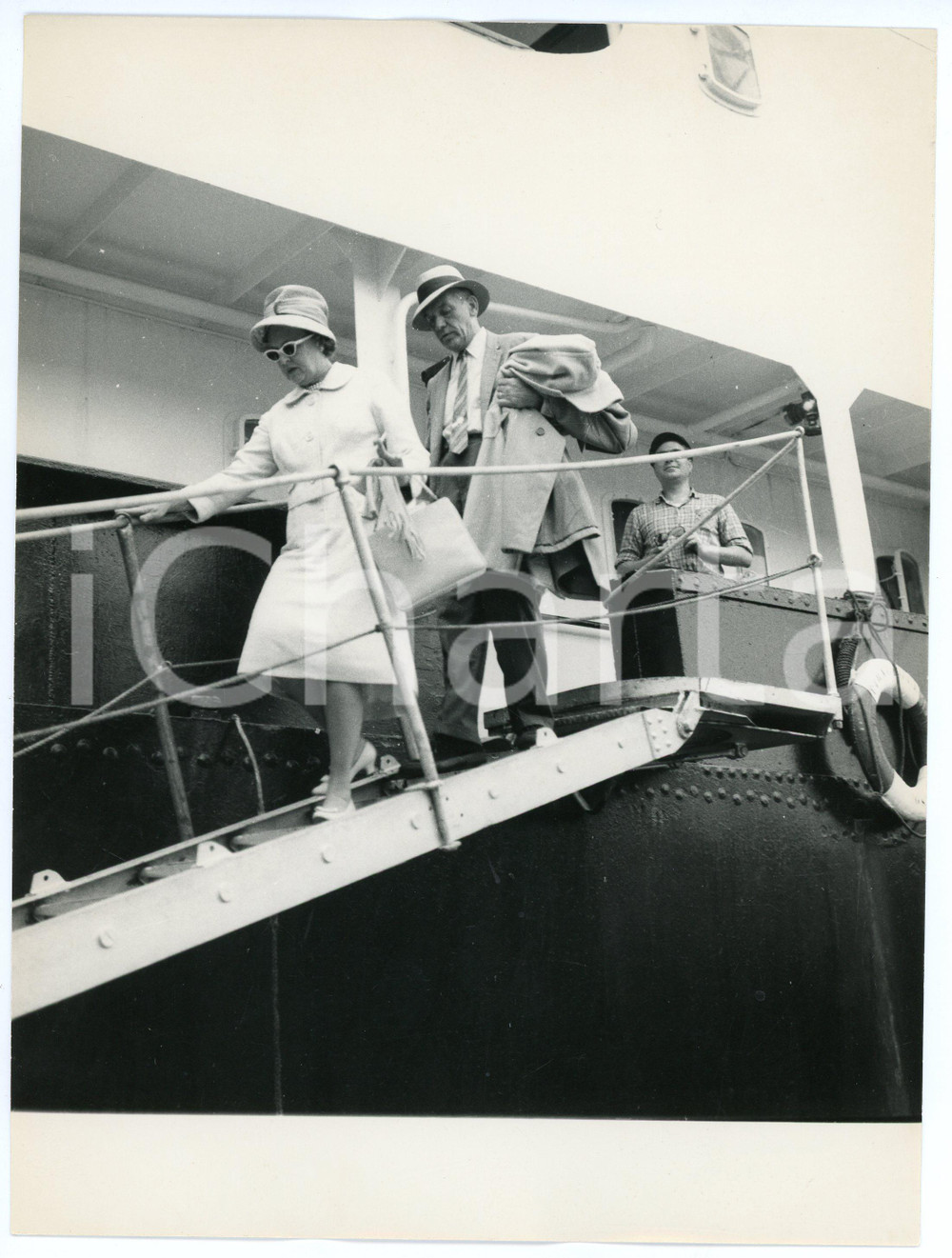 Fotografia d epoca originale 1960 GENOVA Arrivo Fredric MARCH e Florence ELDRIDGE Foto vintage 18x24 cm 2 1