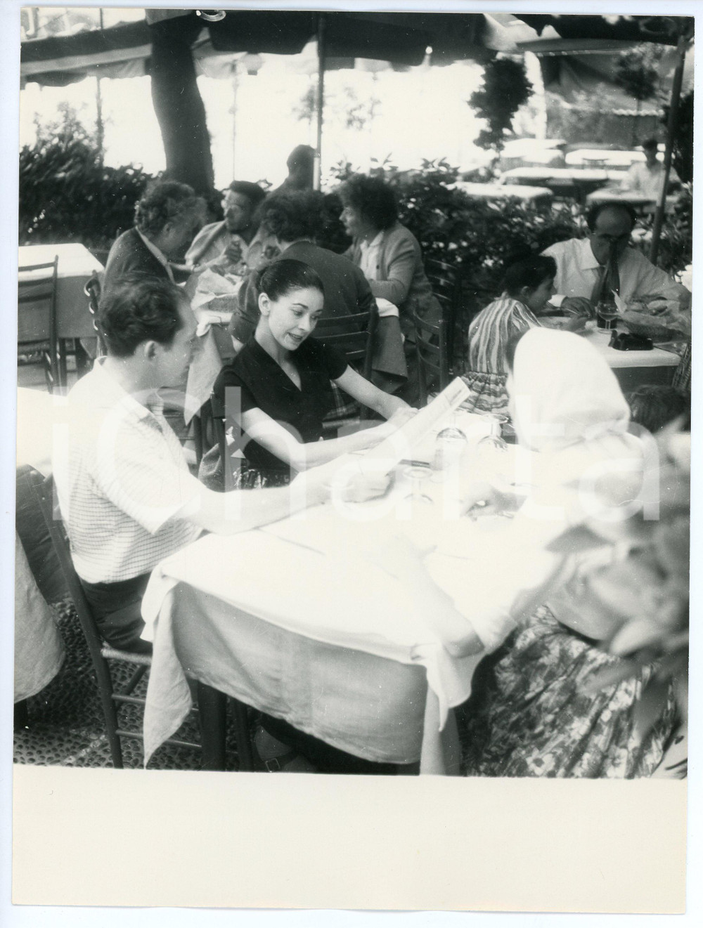 Fotografia d epoca originale 1960 PORTOFINO Margot FONTEYN al tavolo di un ristorante Foto RARA 18x24 cm 1 1