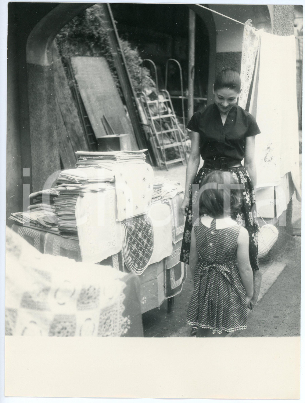 Fotografia d epoca originale 1960 PORTOFINO Margot FONTEYN al mercato al banco della biancheria  Foto 18x24 1