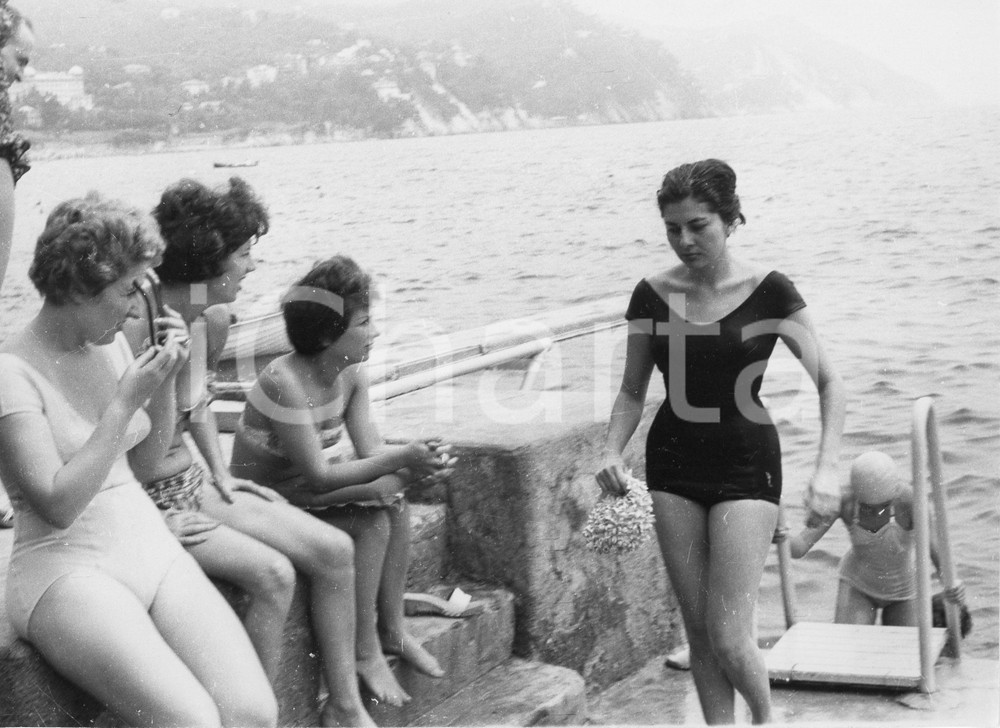 Fotografia d epoca originale 1960 RAPALLO Principessa SORAYA dell Iran dopo il bagno in mare  Foto 1 1