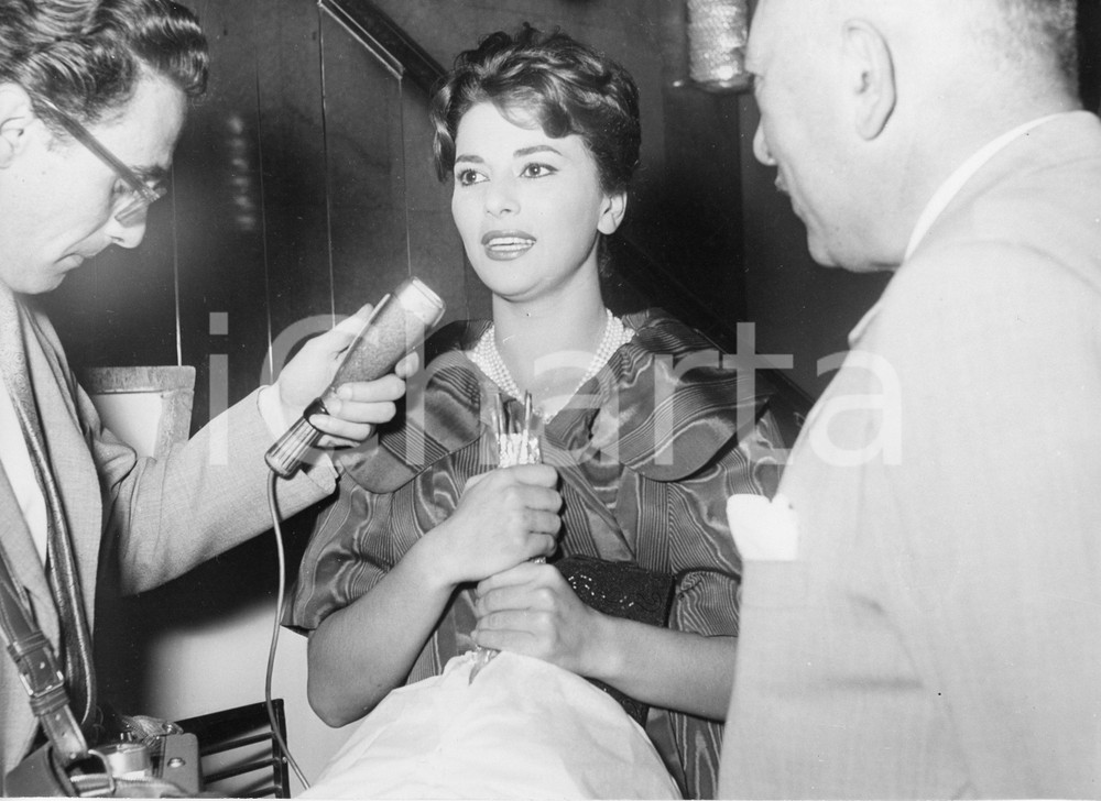 Fotografia d epoca originale 1959 GENOVA Giovanna RALLI intervistata al Cinema Palazzo Foto vintage 1 1