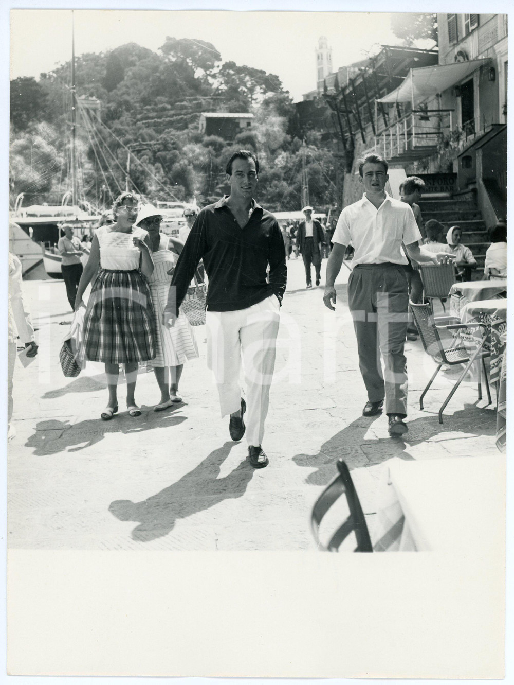 Fotografia d epoca originale 1959 PORTOFINO Principe Karim AGA KHAN IV a passeggio  Foto 18x24 cm 1 1