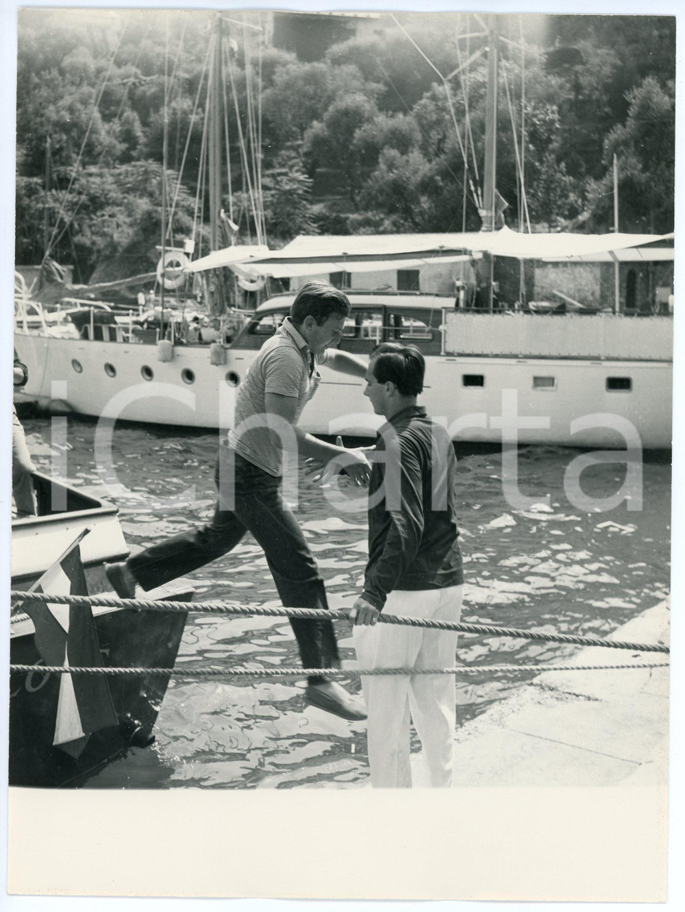 Fotografia d epoca originale 1959 PORTOFINO Principe Karim AGA KHAN IV aiuta un ospite  Foto 18x24 cm 1 1