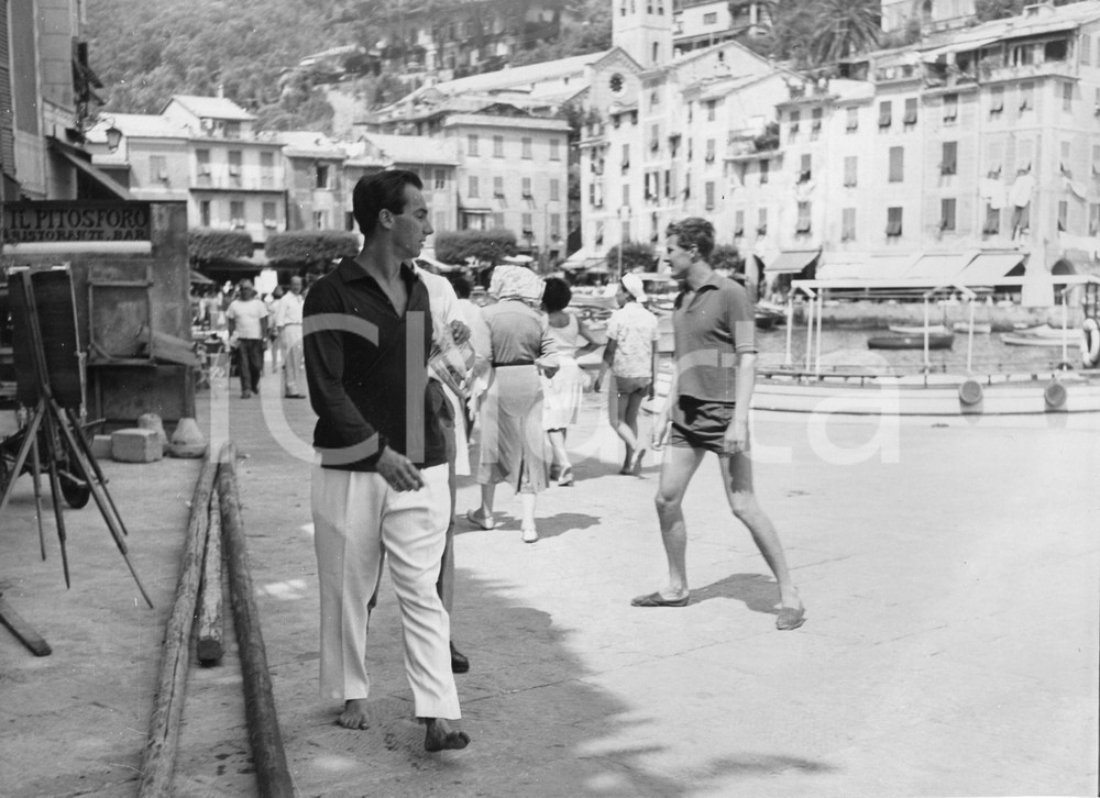 Fotografia d epoca originale 1959 PORTOFINO Principe Karim AGA KHAN IV a passeggio scalzo  Foto 24x18 cm 1 1