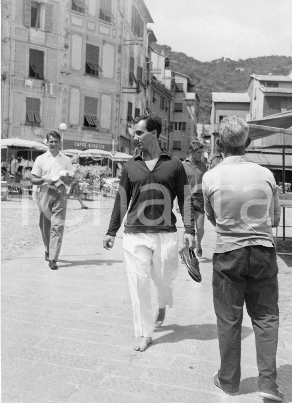 Fotografia d epoca originale 1959 PORTOFINO Principe Karim AGA KHAN IV a passeggio scalzo  Foto 24x18 cm 2 1