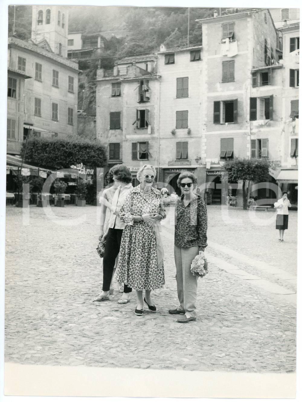Fotografia d epoca originale 1959 PORTOFINO Clementine CHURCHILL in vacanza con le figlie  Foto 18x24 cm 2 1