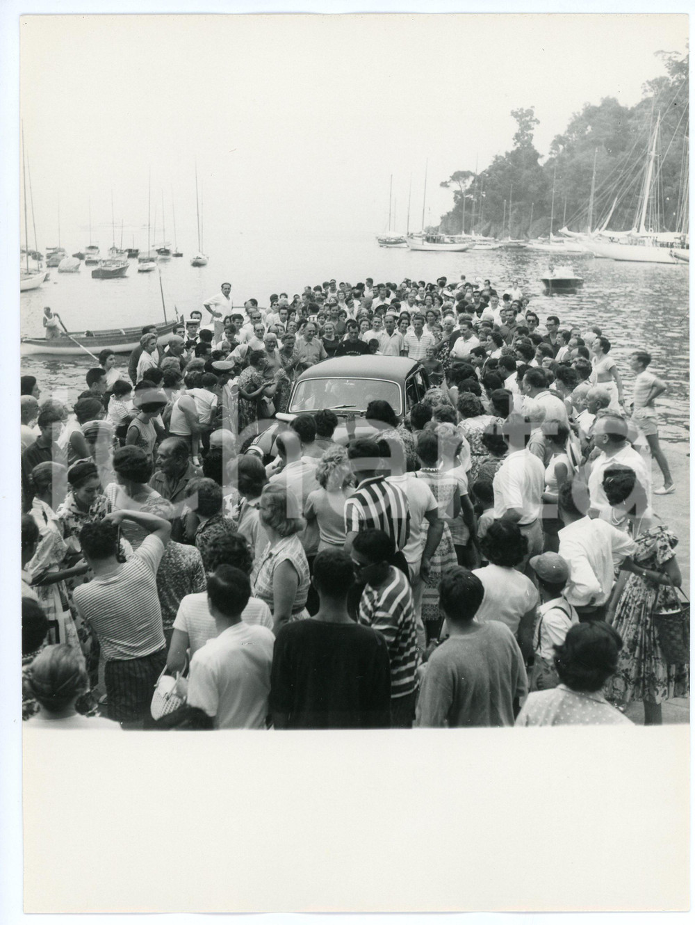 Fotografia d epoca originale 1959 PORTOFINO Folla al porto per sbarco di Churchill e Onassis  Foto 18x24 cm 1
