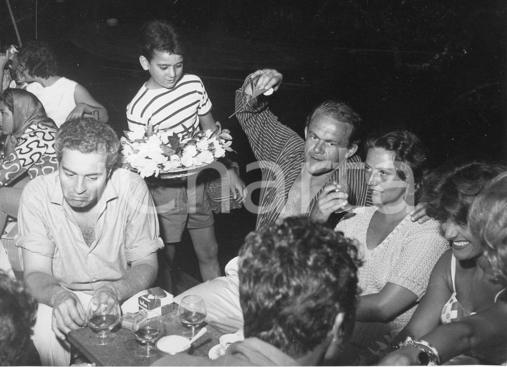 Fotografia d epoca originale 1959 PORTOFINO Sydney CHAPLIN e James JONES al ristorante  Foto vintage 2 1