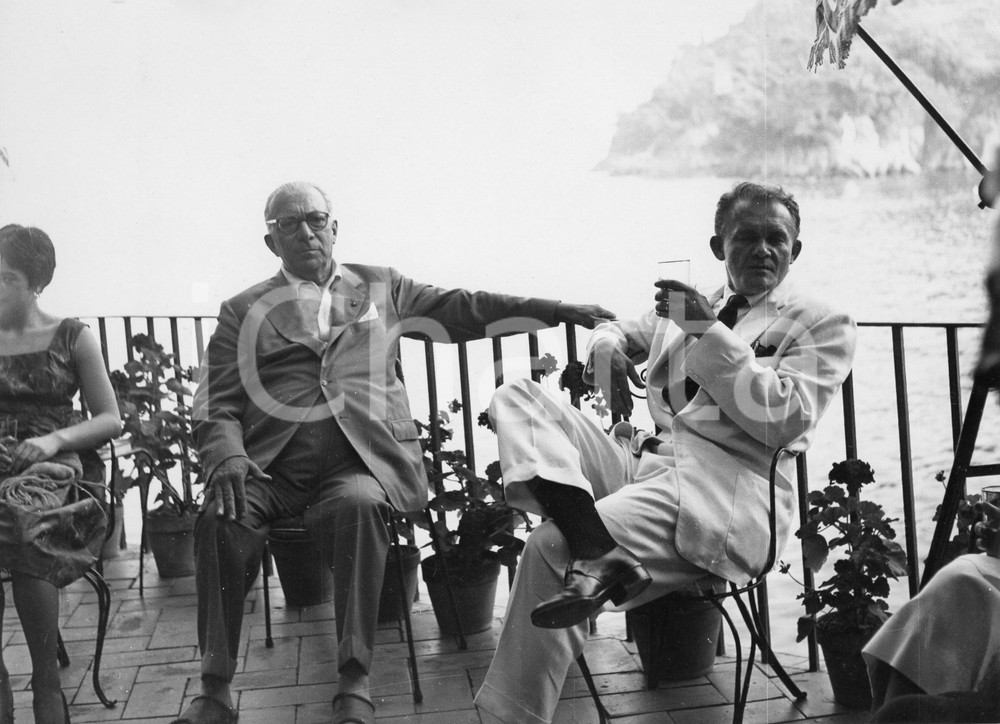 Fotografia d epoca originale 1959 PORTOFINO Arnoldo MONDADORI James JONES in terrazza  Foto 24x18 cm 1