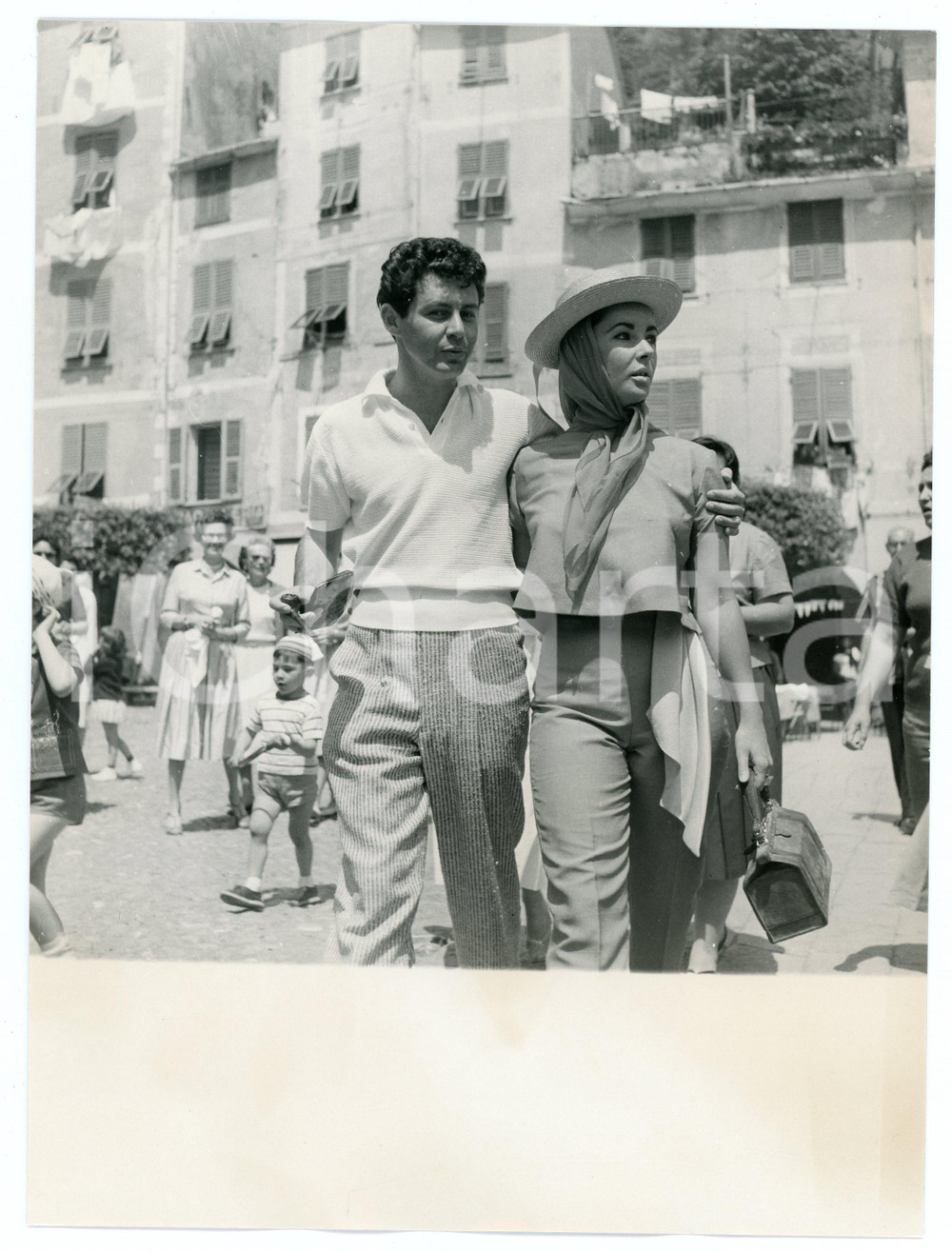 Fotografia d epoca originale 1959 PORTOFINO Liz TAYLOR Eddie FISHER in piazzetta  Foto 18x24 cm 1 1
