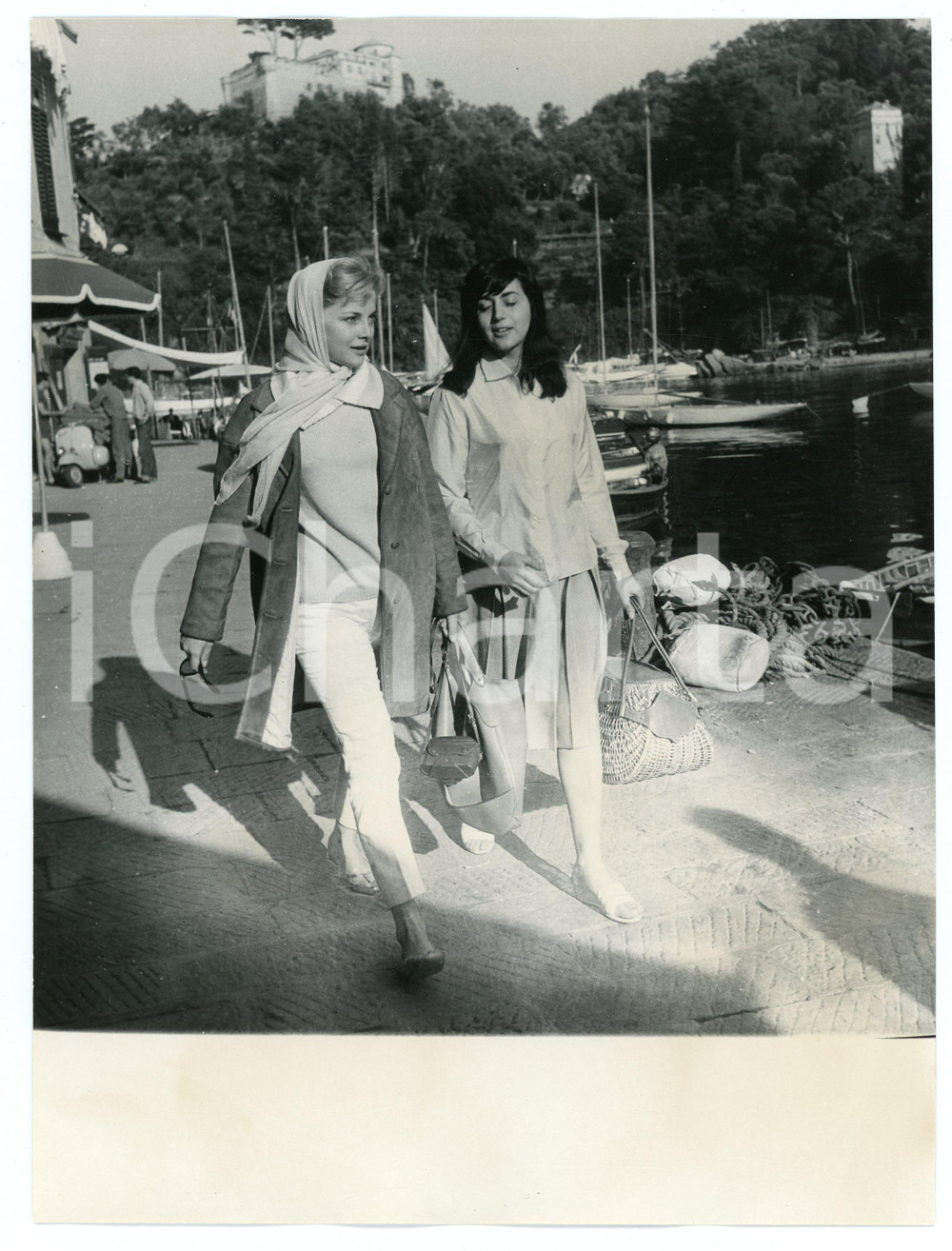 Fotografia d epoca originale 1959 PORTOFINO Attrice Virna LISI a passeggio  Foto vintage 18x24 cm 1 1