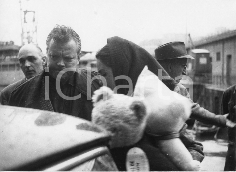 Fotografia d epoca originale 1959 GENOVA Orson WELLES alla stazione marittima con la moglie Paola MORI Foto 1 1