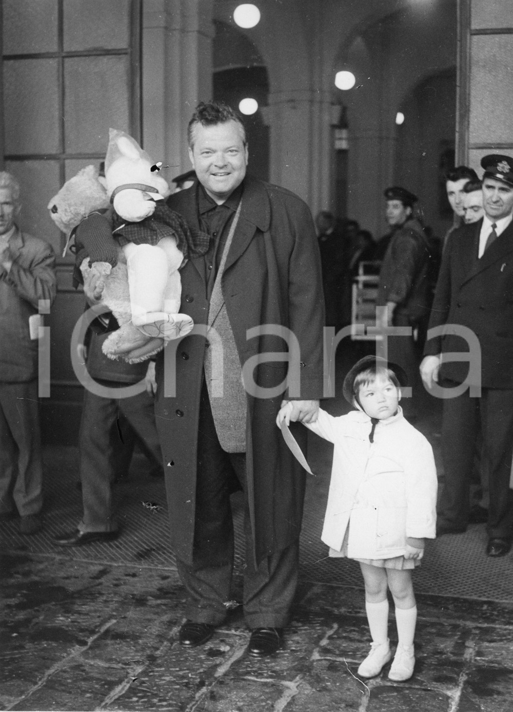 Fotografia d epoca originale 1959 GENOVA Orson WELLES alla stazione marittima con la figlia Foto vintage 1 1